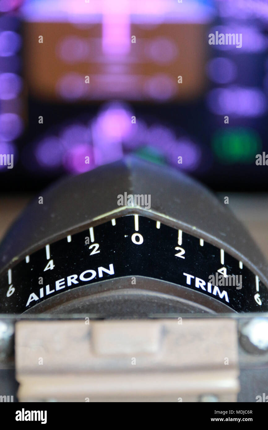 Indicazione di Aileron Trim sul ponte di volo di un Boeing 747-400 a bordo Foto Stock