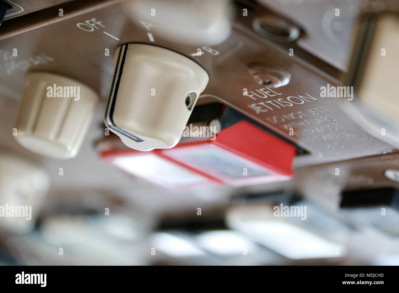 FUEL Jettison Control sul pannello superiore nel ponte di volo di un Boeing 747-400 Foto Stock