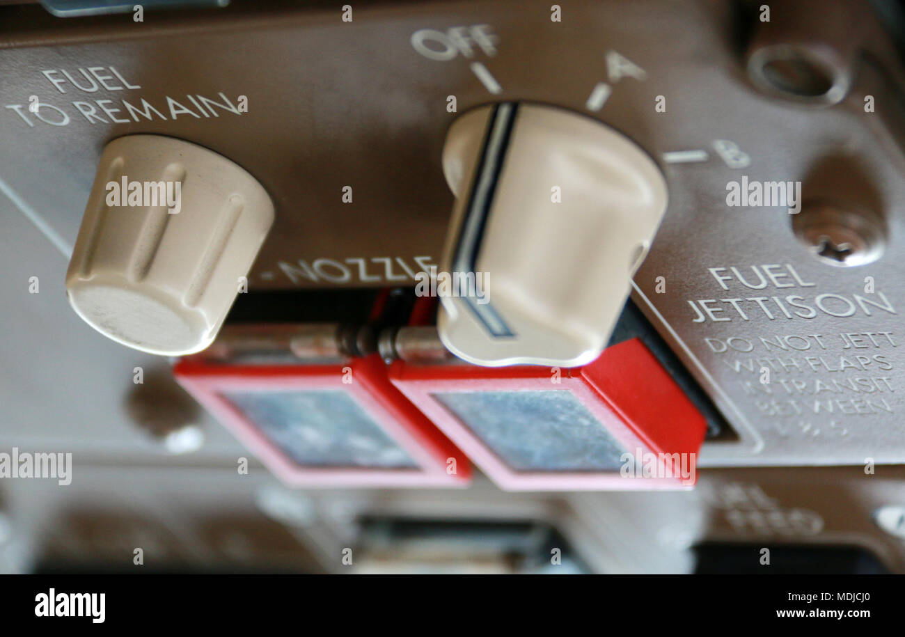 FUEL Jettison Control sul pannello superiore nel ponte di volo di un Boeing 747-400 Foto Stock
