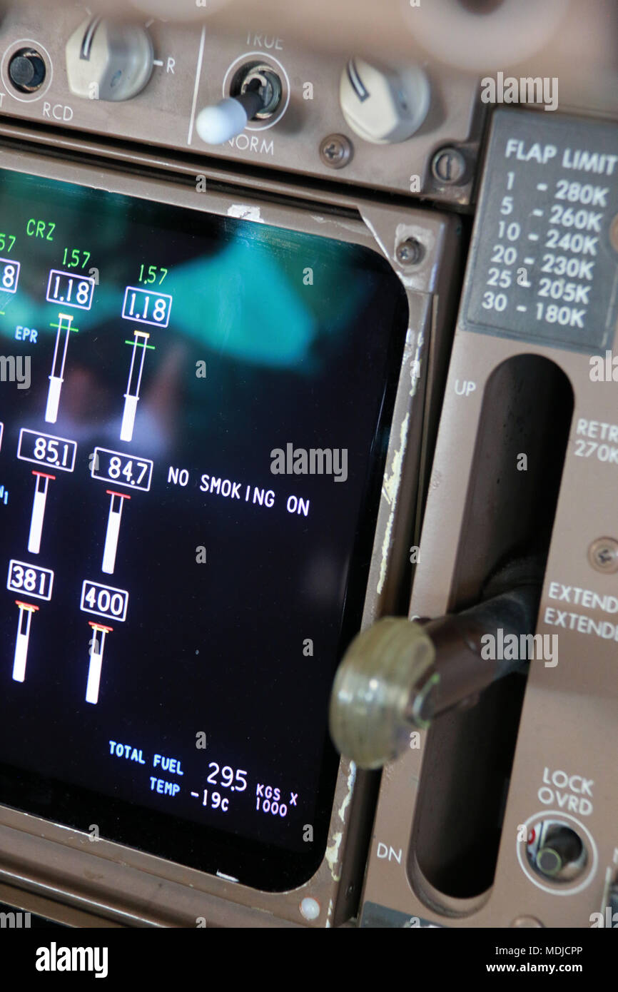 Leva del cambio sul ponte di volo di un Boeing 747-400 Foto Stock
