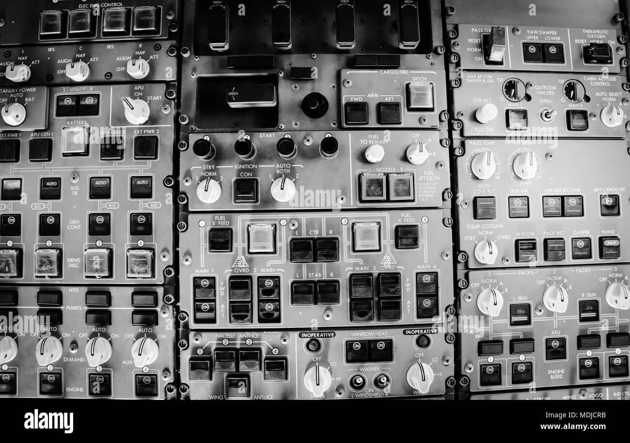 Il pannello a soffitto in un ponte di volo di un Boeing 747-400 in volo Foto Stock