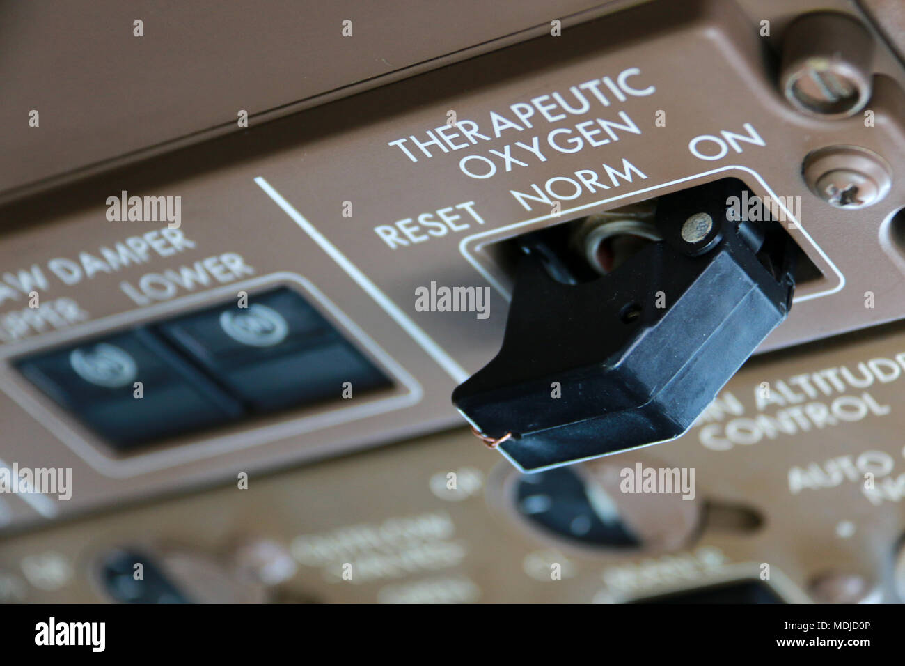 Ossigeno terapeutico di controllo del sistema sul ponte di volo di un Boeing 747-400 Foto Stock