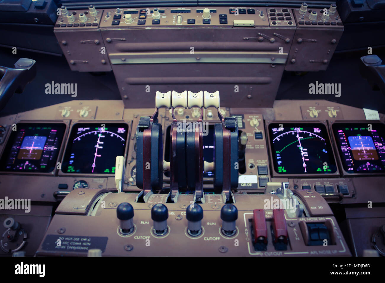 Leve di spinta sul ponte di volo di un aeromobile Boeing B747-400 Foto Stock