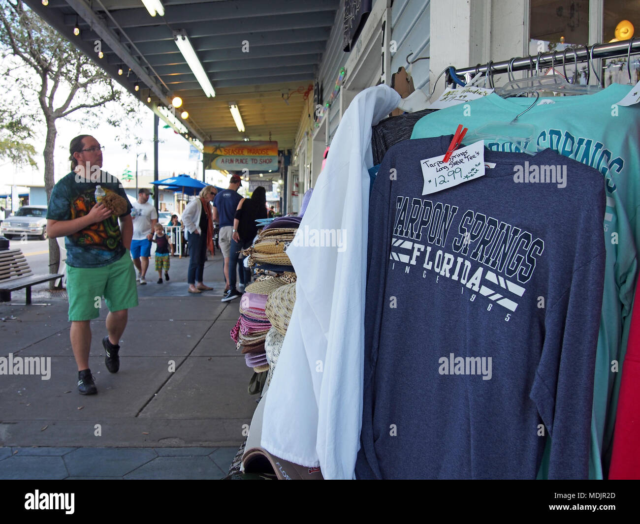 Turisti e t-shirt in Tarpon Springs, in Florida, Stati Uniti d'America 2017 © Katharine Andriotis Foto Stock