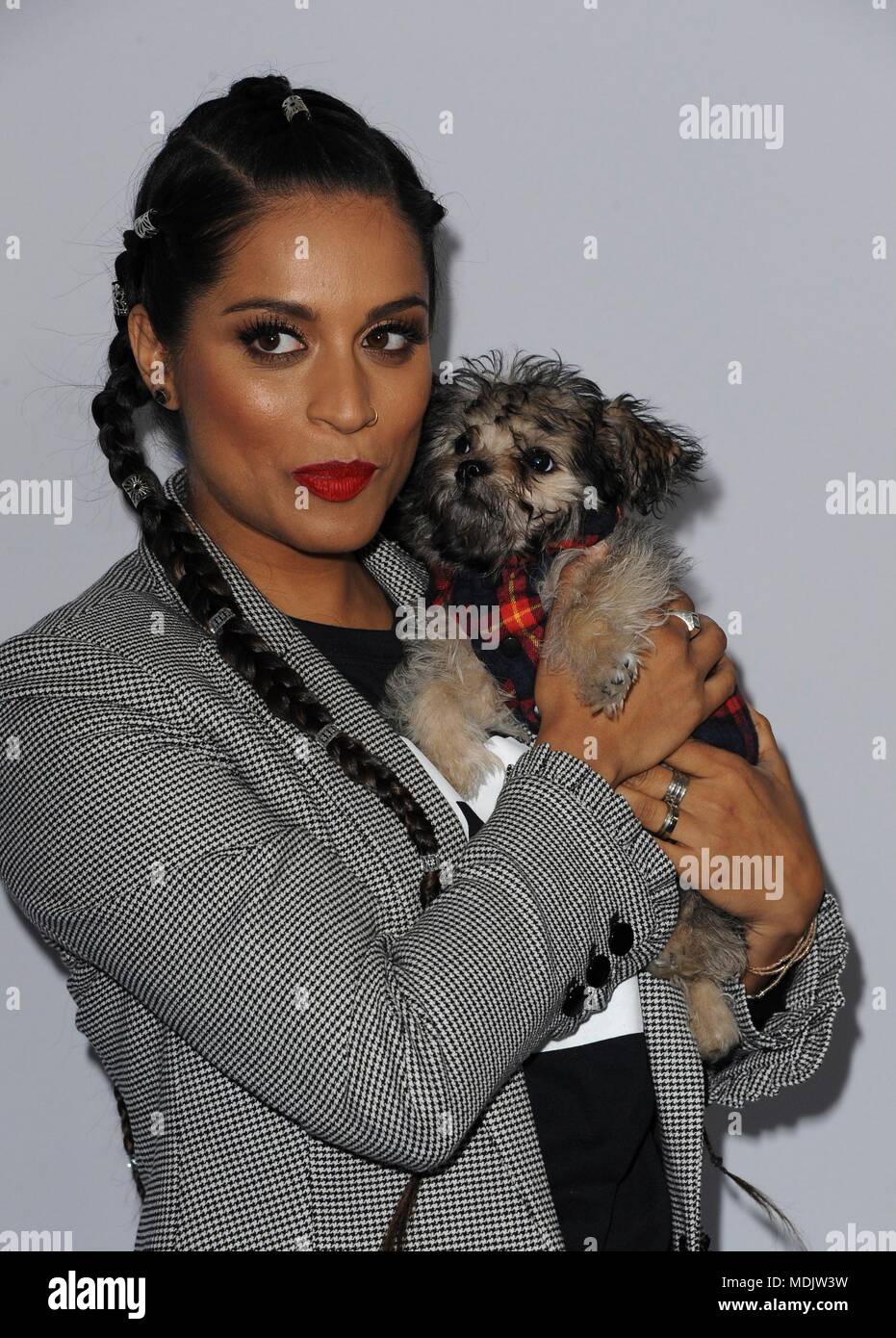 Lilly Singh presso gli arrivi per noi giorno California, il Forum, Los Angeles, CA 19 aprile 2018. Foto di: Elizabeth Goodenough/Everett Collection Foto Stock