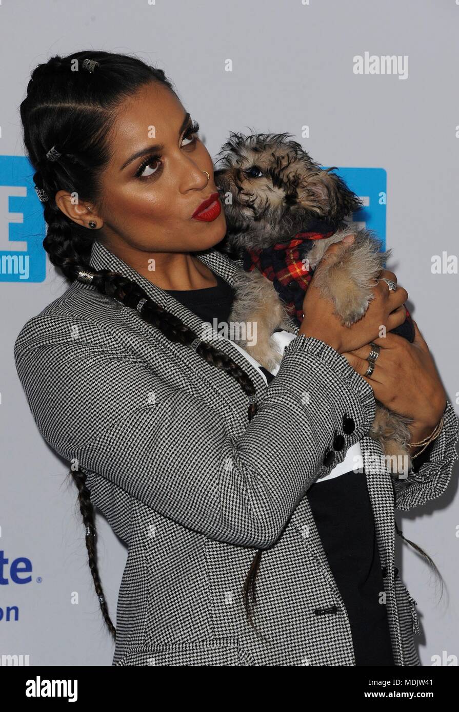 Lilly Singh presso gli arrivi per noi giorno California, il Forum, Los Angeles, CA 19 aprile 2018. Foto di: Elizabeth Goodenough/Everett Collection Foto Stock