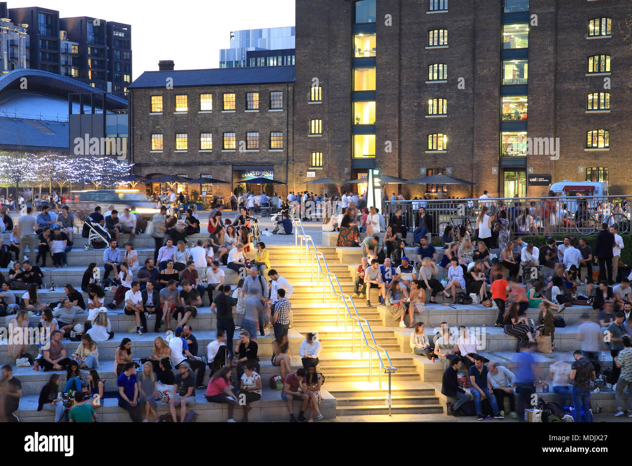 Le fasi nella parte anteriore del granaio Square e St Martins College of Art dietro a Kings Cross, siamo stati imballati anche la sera nel insolitamente caldo aprile meteo, a Londra, UK Credit: Monica pozzetti/Alamy Live News Foto Stock