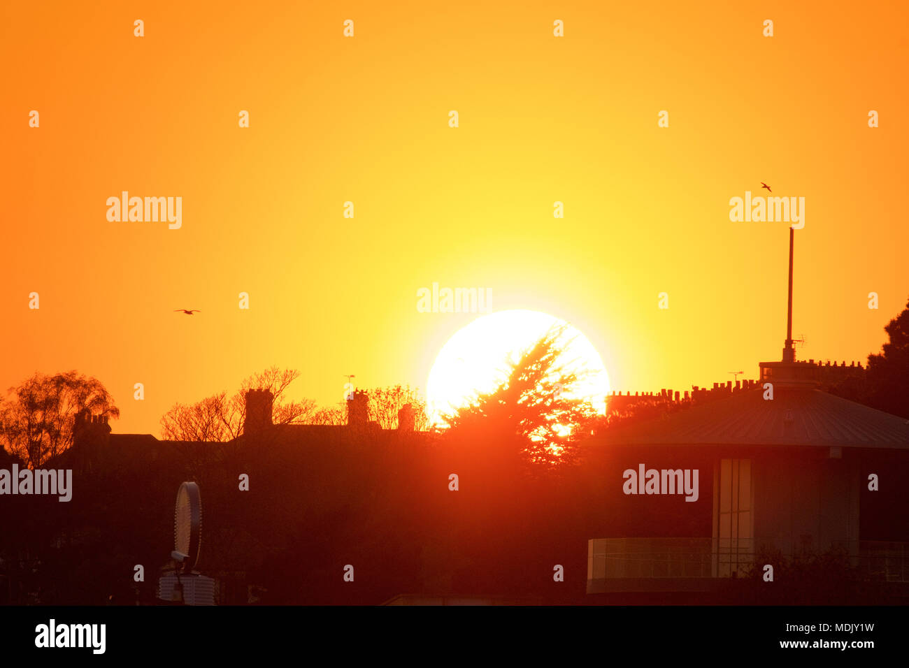 Southend-on-Sea, Essex, Regno Unito. 19 Aprile, 2018. Regno Unito: Meteo il sole tramonta su Southend-on-Sea dopo una giornata molto calda - il più caldo aprile giorno per 70 anni di credito: Ben rettore/Alamy Live News Foto Stock