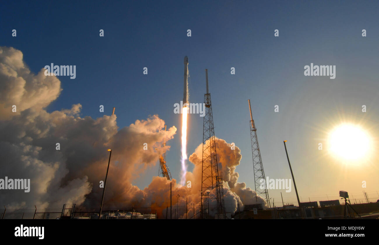 Cape Canaveral, STATI UNITI D'AMERICA. Xviii Apr, 2018. Un SpaceX Falcon 9 che porta a razzo NASA in transito Exoplanet Survey Satellite (TESS) lancia from Space Launch Complex 40 alla Cape Canaveral Air Force Station in Florida il 18 aprile 2018. Il tess navicella spaziale sarà condotta una di due anni per la ricerca di pianeti al di fuori del nostro sistema solare. (Paul Hennessy/Alamy) Credito: Paul Hennessy/Alamy Live News Foto Stock