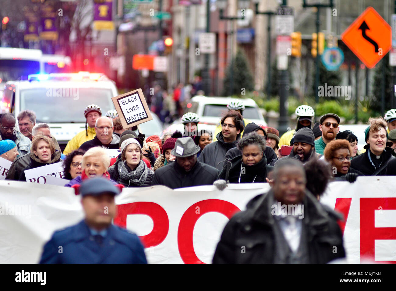 Philadelphia, Stati Uniti d'America. Xix Apr, 2018. I leader religiosi ed ecclesiastici a Philadelphians organizzato a testimoniare, Empower e ricostruire (Potenza) tenere una responsabilità di polizia rally, seguito da un corteo di protesta a partire da Philadelphia Police Dept. sede e terminante a City Hall nel centro di Philadelphia, PA, su aprile19, 2018. La protesta è una reazione al recente arresto controversi presso un centro città Starbucks di due uomini neri. Credito: Bastiaan Slabbers/Alamy Live News Foto Stock