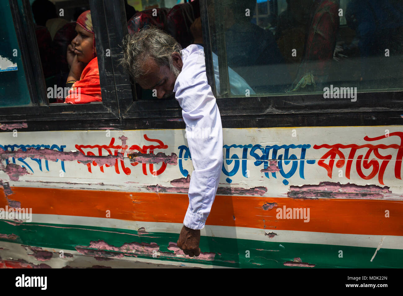 Dacca in Bangladesh. Xix Apr, 2018. Un passeggero tenere la mano al di fuori di un bus in esecuzione su una strada trafficata a Dhaka, nel Bangladesh il 19 aprile 2018. Almeno 4,284 persone, tra cui 516 donne e 539 bambini, sono stati uccisi e 9,112 altri feriti in 3,472 incidenti automobilistici in Bangladesh nel 2017. Incidente stradale il 3 aprile,2018 Rajib, 21, un secondo anno di corso di laurea lo studente del Collegio Titumir nella capitale dell'area Mohakhali, era in viaggio su un double decker bus BRTC in Karwan Bazar. Credito: zakir hossain chowdhury zakir/Alamy Live News Foto Stock