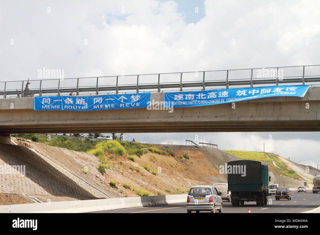 Benchicao. Xx Apr, 2018. Foto realizzata il 19 aprile 2018 illustra le auto in movimento sulla autostrada Nord-Sud in Benchicao, Algeria. Alcune sezioni di Algeria Autostrada Nord-Sud aperto al traffico il giovedì. Il progetto è stato principalmente costruito dalla Cina membro Construction Engineering Corporation(CSCEC). Le due vie autostrada a sei corsie. Credito: Xinhua/Alamy Live News Foto Stock