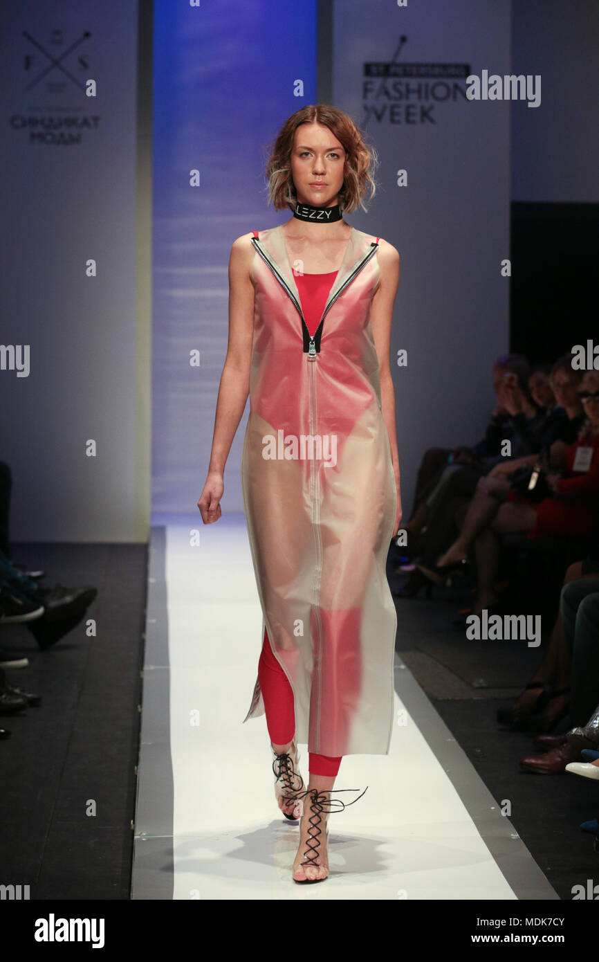 San Pietroburgo. Xix Apr, 2018. Un modello presenta una creazione del designer Alesya Knyazeva durante il Saint Petersburg della settimana della moda Autunno/Inverno 2018/2019 a San Pietroburgo, Russia il 19 aprile 2018. Il Saint Petersburg della settimana della moda Autunno/Inverno 2018/2019 è trattenuto dal 19 aprile al 22 aprile. Credito: Irina Motina/Xinhua/Alamy Live News Foto Stock