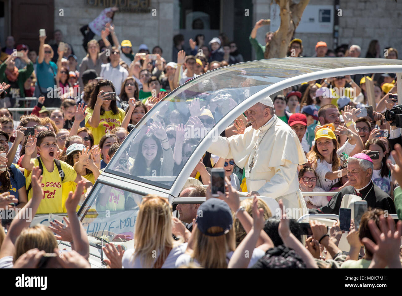 Molfetta, Italia. Xx Apr, 2018. Papa Francesco, in occasione del venticinquesimo anniversario della morte del vescovo Don Tonino Bello, per cui il processo di beatificazione è stata per lungo tempo ha lanciato, è andato a Molfetta. Qui il Santo Padre ha celebrato la Santa Messa insieme con 60 vescovi sul S. Domenico quay. Ingenti misure di sicurezza con più di un migliaio di soldati nel campo, misure anti-terrorismo e contro i prodotti chimici e gli attacchi nucleari, un divieto di sorvolo e navigazione. (Italia, Molfetta (BA), 19 aprile 2018) il credito: Indipendente Agenzia fotografica/Alamy Live News Foto Stock