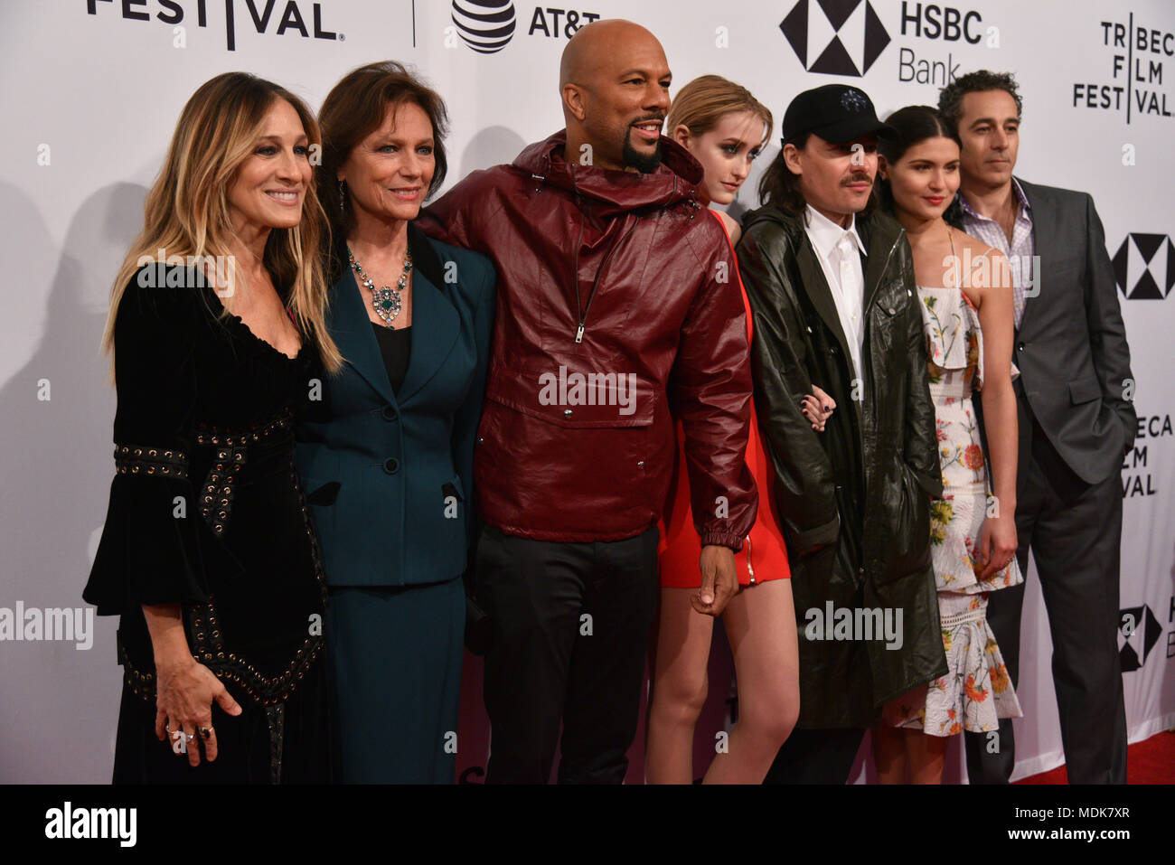 New York, Stati Uniti d'America. Il 19 aprile 2018. Sarah Jessica Parker, Jacqueline Bisset, comune, Gus Birney, Fabien costante, Phillipa Soo e Waleed Zuaiter assistere ad uno screening di 'Blu notte' durante il 2018 Tribeca Film Festival al teatro SVA on April 19, 2018 in New York City. Credito: Erik Pendzich/Alamy Live News Foto Stock