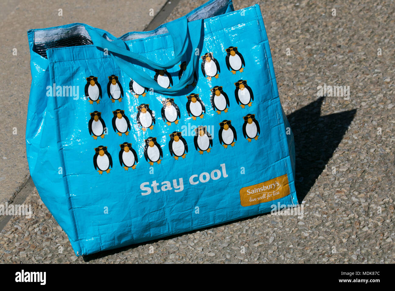 Sainsburys riutilizzabile, riciclaggio, riciclaggio, riutilizzabile, shopping, consumismo, convenienza, supermercato alimentari, shopping di plastica, borse di trasporto, Borsa riutilizzabile a vita, sacchetti a vita, 100% sacchetti in plastica riciclata Carrier per Life, Blackpool, Regno Unito Foto Stock