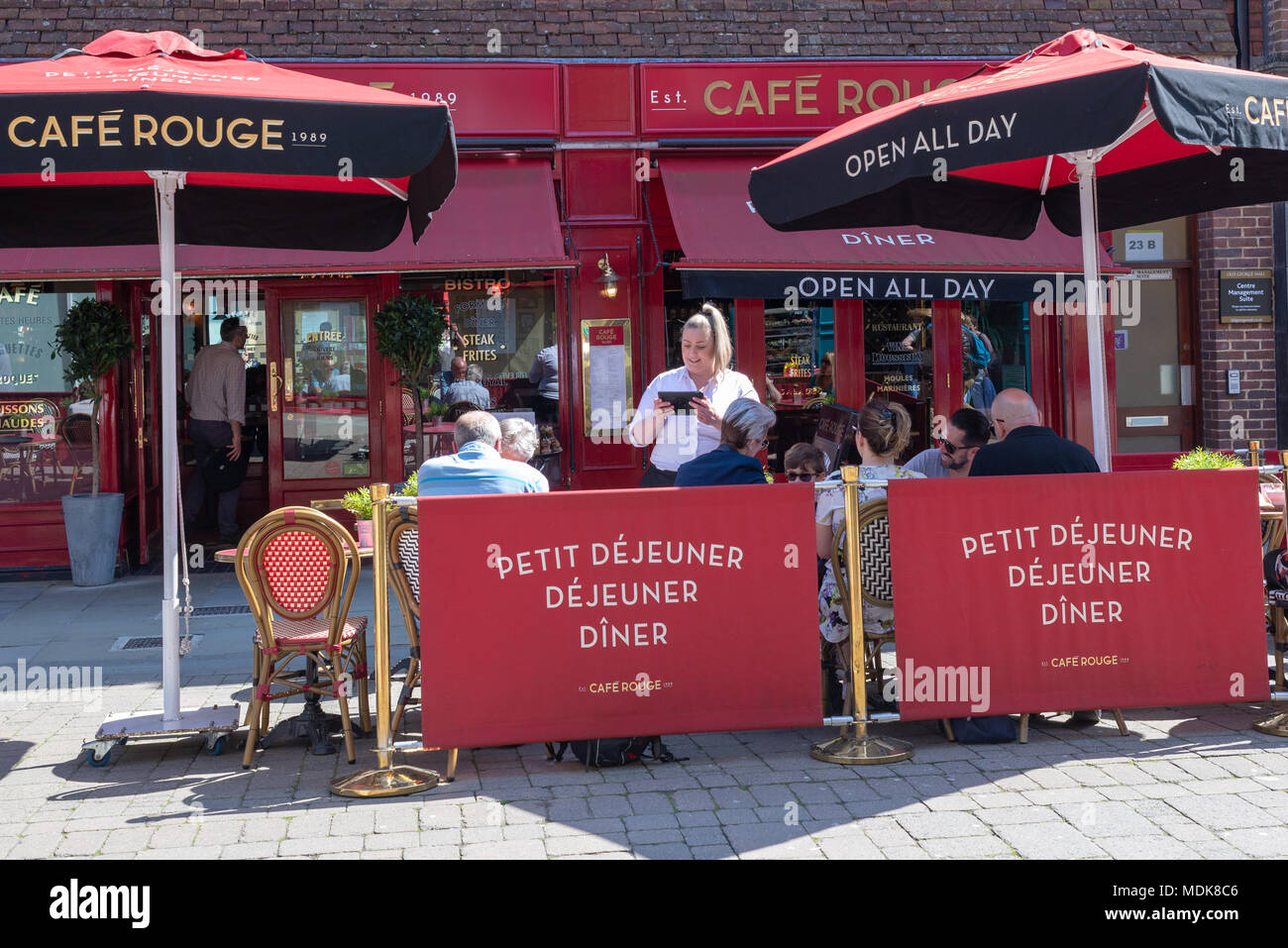 Cameriera che prende un ordine dai clienti al Cafe Rouge fuori sulla strada, Salisbury, Wiltshire Foto Stock