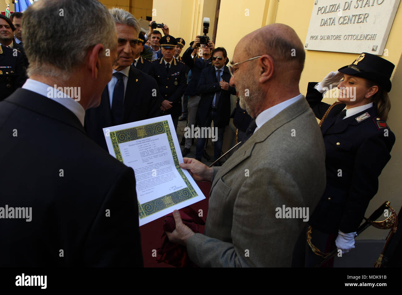 Aprile 20, 2018 - Naples-Italy, aprile 20 questa mattina nel bosco di Capodimonte con la presenza del capo della polizia di Stato Italiana dr. Franco Gabrielli e il capo della polizia di Napoli il dr. Antonio De Iesu è stata intitolata una sala a Salvatore Ottolenghi, padre della polizia scientifica. Credito: Fabio Sasso/ZUMA filo/Alamy Live News Foto Stock