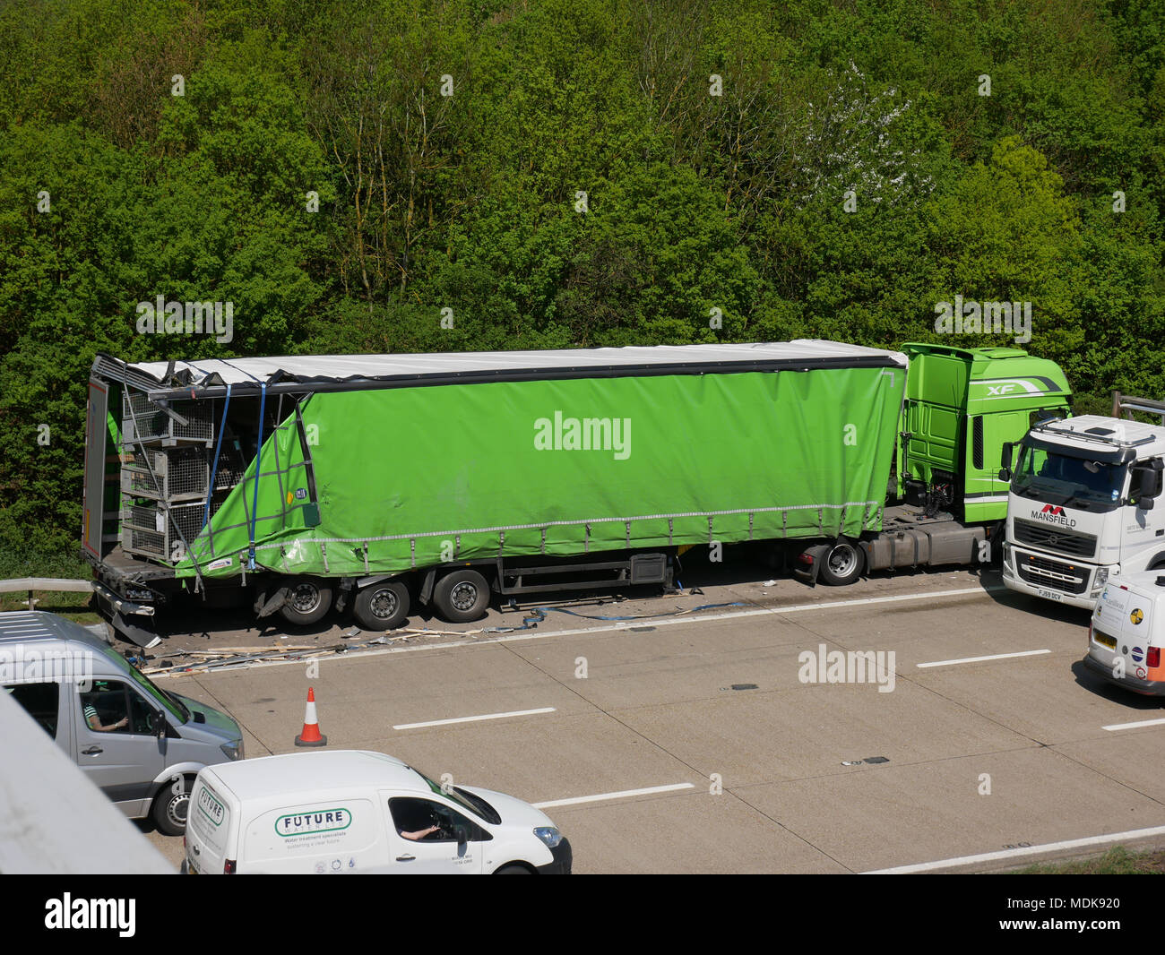 M20 J8-9 Coastbound, Kent, Regno Unito. Il 20 aprile, 2018. Due HGV è coinvolto in un traffico su strada la collisione sul M20 nel Kent Credit: Volo fotografia- www.flybyphotography.co.uk/Alamy Live News Foto Stock