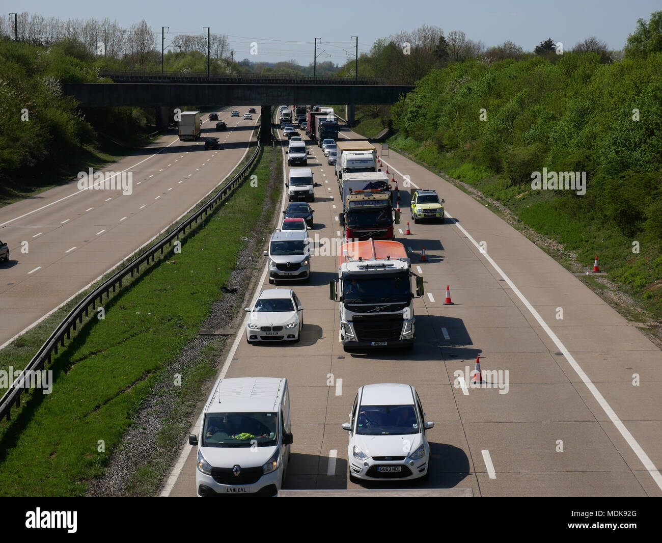 M20 J8-9 Coastbound, Kent, Regno Unito. Il 20 aprile, 2018. Due HGV è coinvolto in un traffico su strada la collisione sul M20 nel Kent Credit: Volo fotografia- www.flybyphotography.co.uk/Alamy Live News Foto Stock