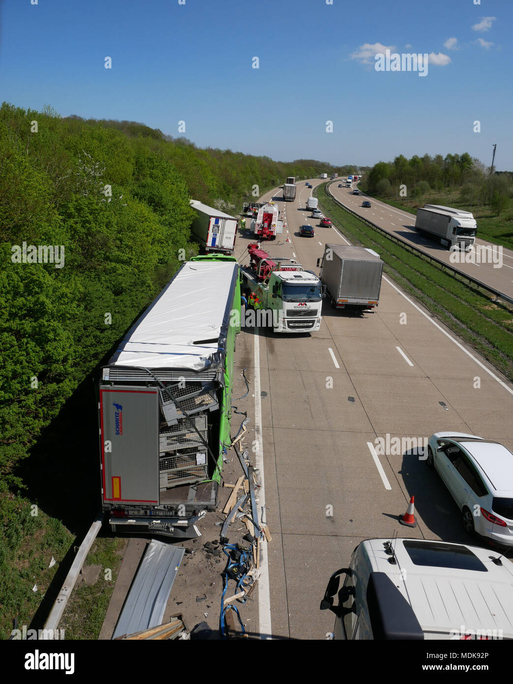 M20 J8-9 Coastbound, Kent, Regno Unito. Il 20 aprile, 2018. Due HGV è coinvolto in un traffico su strada la collisione sul M20 nel Kent Credit: Volo fotografia- www.flybyphotography.co.uk/Alamy Live News Foto Stock