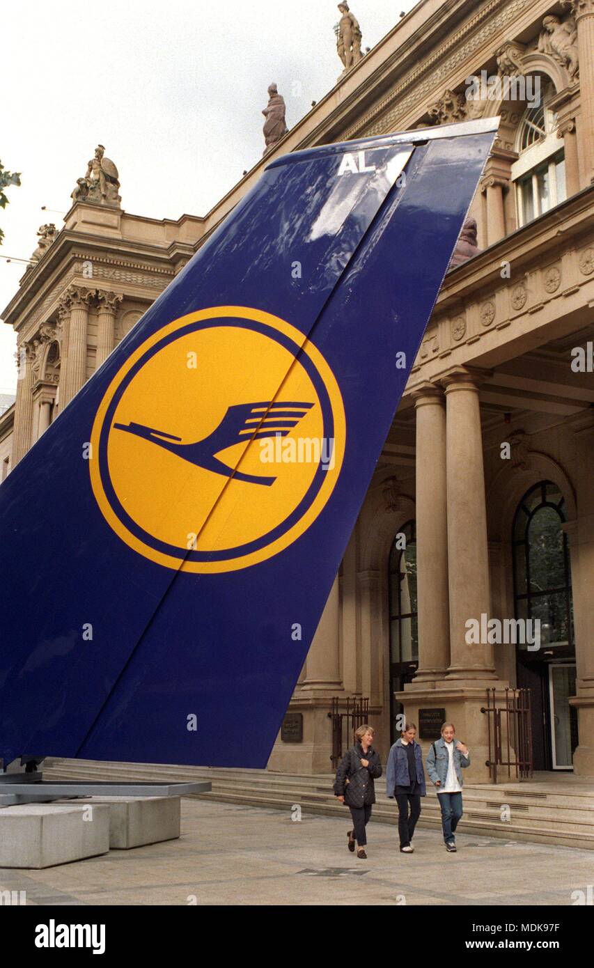 Lufthansa logo on fin tail immagini e fotografie stock ad alta risoluzione  - Alamy