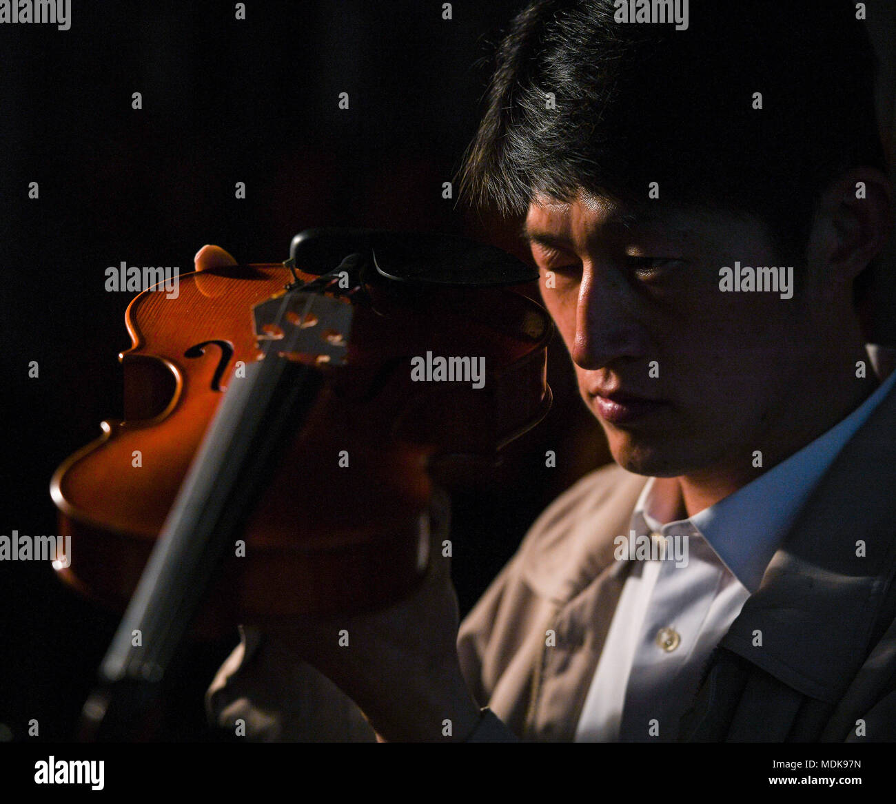 (180420) -- NANJING, 20 aprile 2018 (Xinhua) -- liutaio Xu Xiaofeng tunes un violino in Huangqiao città di Taixing City, est cinese della provincia di Jiangsu, Marzo 29, 2018. Città Huangqiao, una volta un rivoluzionario di superficie di base, ha recentemente guadagnato la fama di "cinese della città natale di violino". "Ci sono oltre 220 produttori di violino e violino accessori qui le imprese con più di 30.000 dipendenti in uno strumento musicale industria. Oltre 700.000 violini sono qui prodotta ogni anno, la contabilità per circa il 70 per cento del numero totale di violini made in Cina e il 30 percento di quella nel mondo. "Wang X Foto Stock