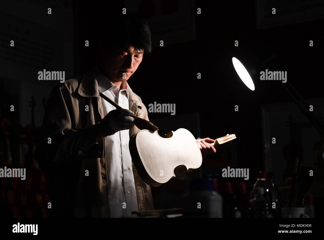 (180420) -- NANJING, 20 aprile 2018 (Xinhua) -- liutaio Xu Xiaofeng fa un violino in Huangqiao città di Taixing City, est cinese della provincia di Jiangsu, Marzo 29, 2018. Città Huangqiao, una volta un rivoluzionario di superficie di base, ha recentemente guadagnato la fama di "cinese della città natale di violino". "Ci sono oltre 220 produttori di violino e violino accessori qui le imprese con più di 30.000 dipendenti in uno strumento musicale industria. Oltre 700.000 violini sono qui prodotta ogni anno, la contabilità per circa il 70 per cento del numero totale di violini made in Cina e il 30 percento di quella nel mondo. "Wang X Foto Stock