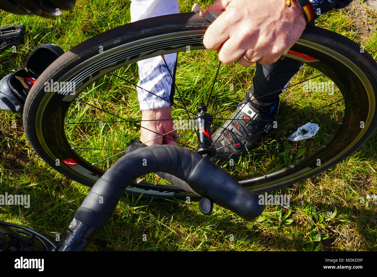 La riparazione di un pneumatico di una bicicletta su strada in Olanda Foto Stock