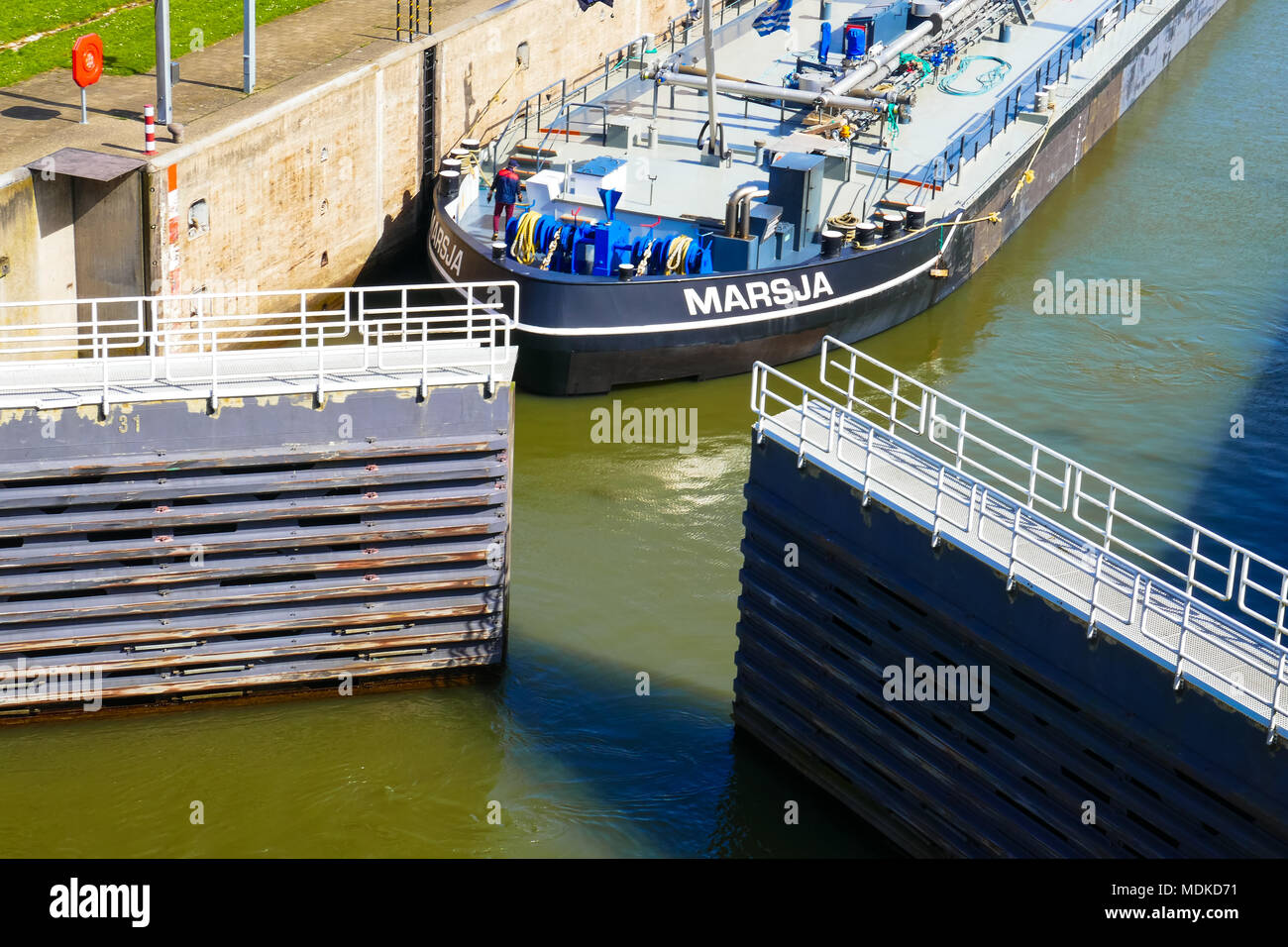 Nave che entra chiusa a Willemstad, Olanda Foto Stock