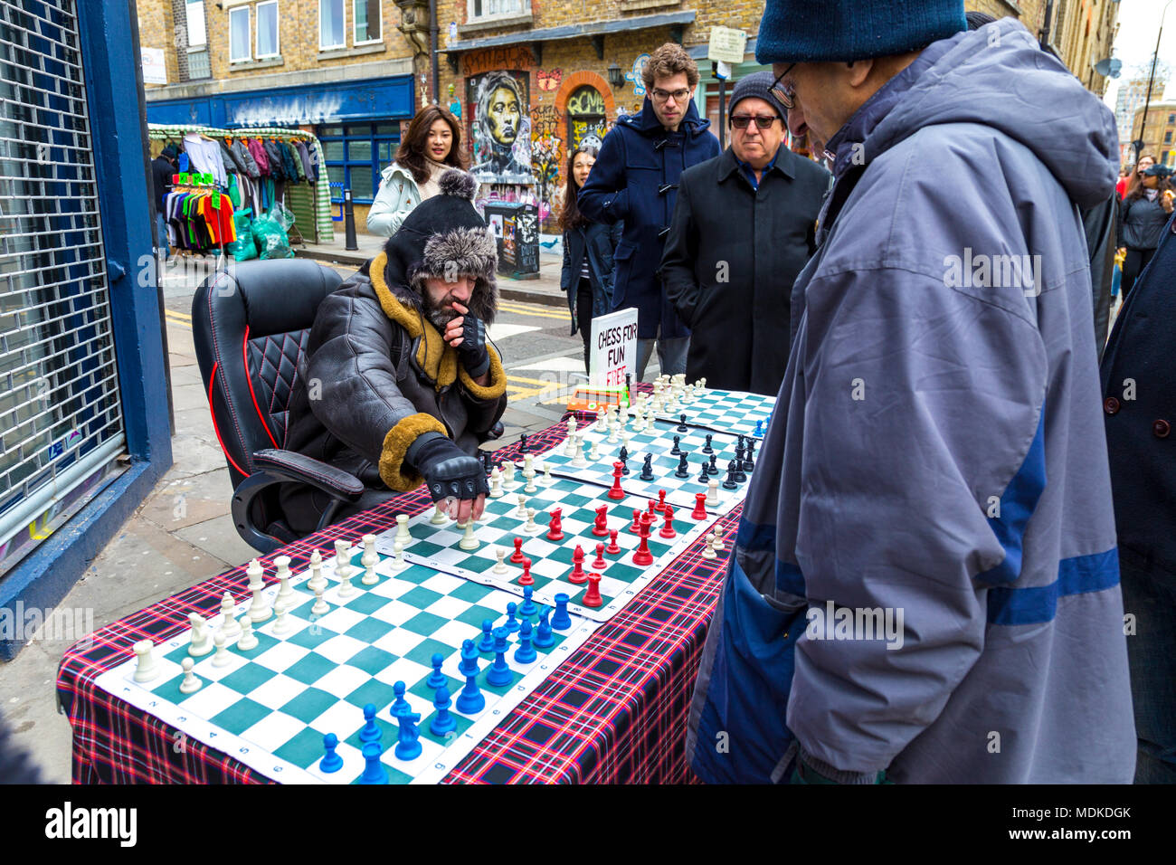 Brick Lane maestro di scacchi giocando 3 avversari, London, Regno Unito Foto Stock