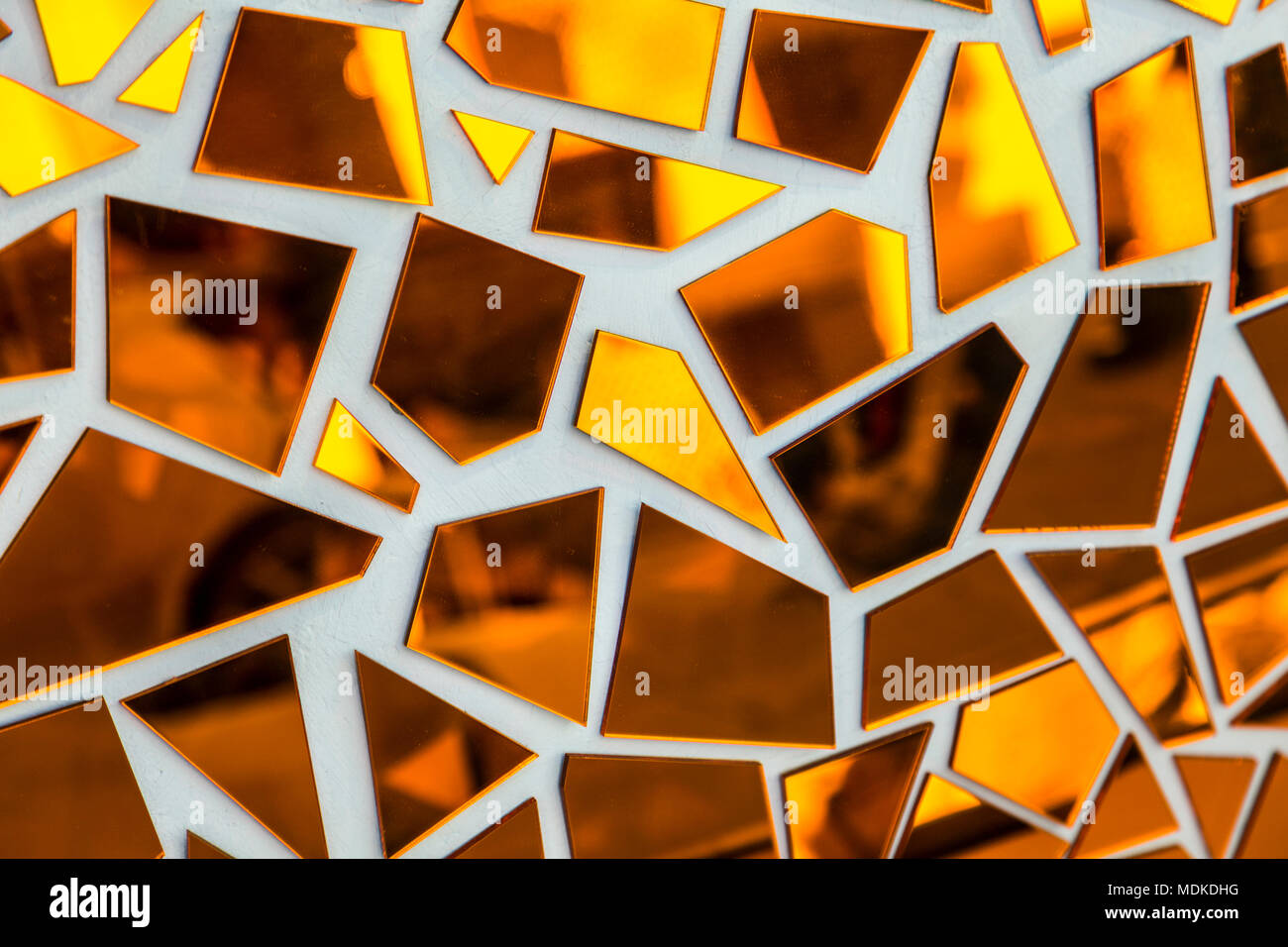 Sfondo arancione con il pattern fatta di frammenti di specchio Foto Stock