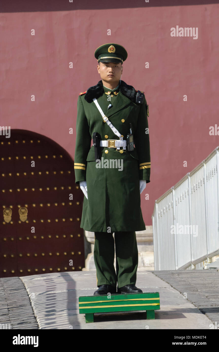 Il popolo cinese la forza di polizia armata di guardia in piazza Tiananmen, Aprile 2018 Foto Stock