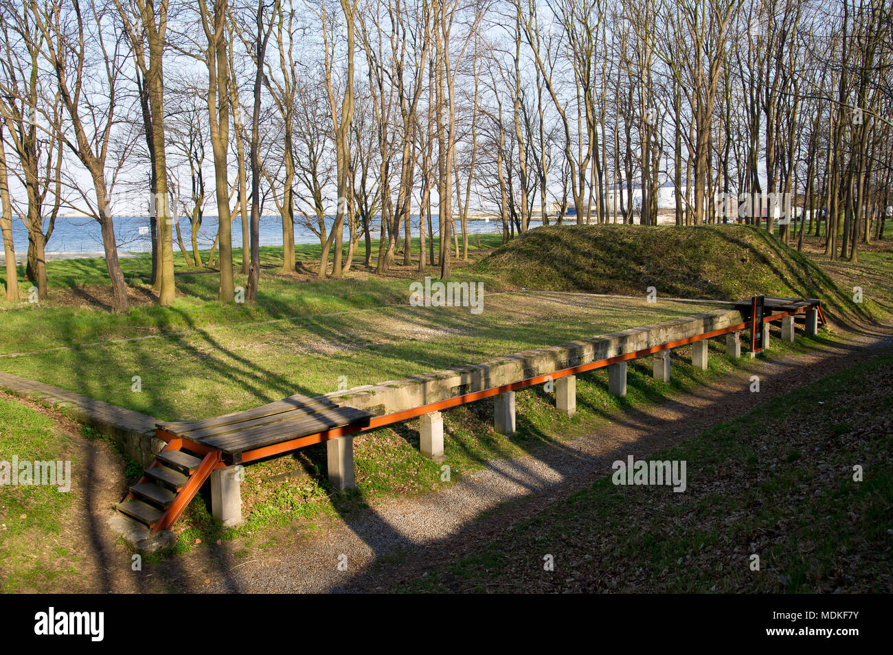 Rampa ferroviaria e caricatori di munizioni di ex Wojskowa Skladnica Tranzytowa (Militare Polacco deposito di transito) stabiliti durante interwar periodo e k Foto Stock