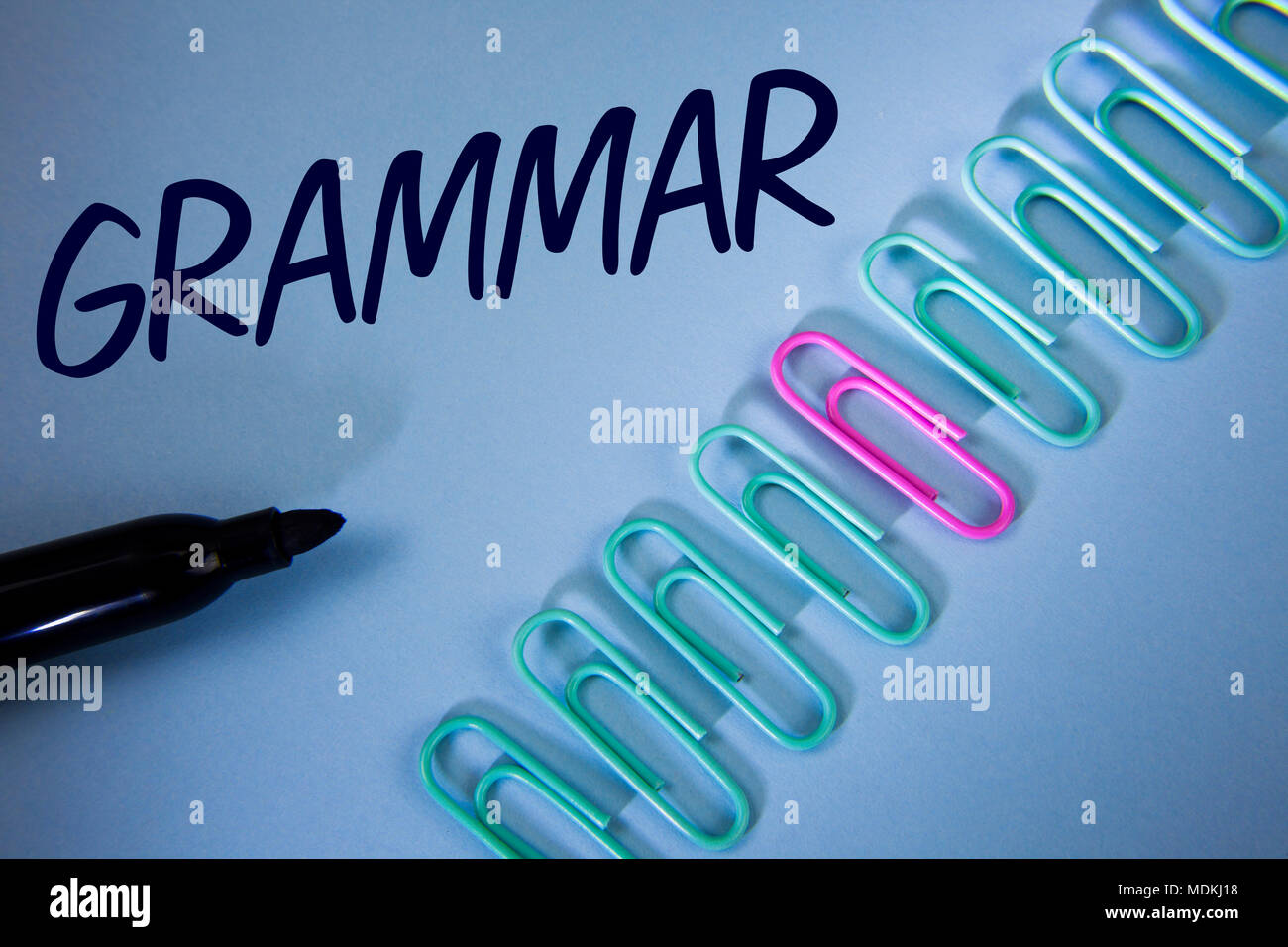 Parola di scrittura di testo di grammatica. Il concetto di business per il sistema e la struttura di una lingua corretta scrittura corretta regole scritte pianura sfondo blu Cl della carta Foto Stock