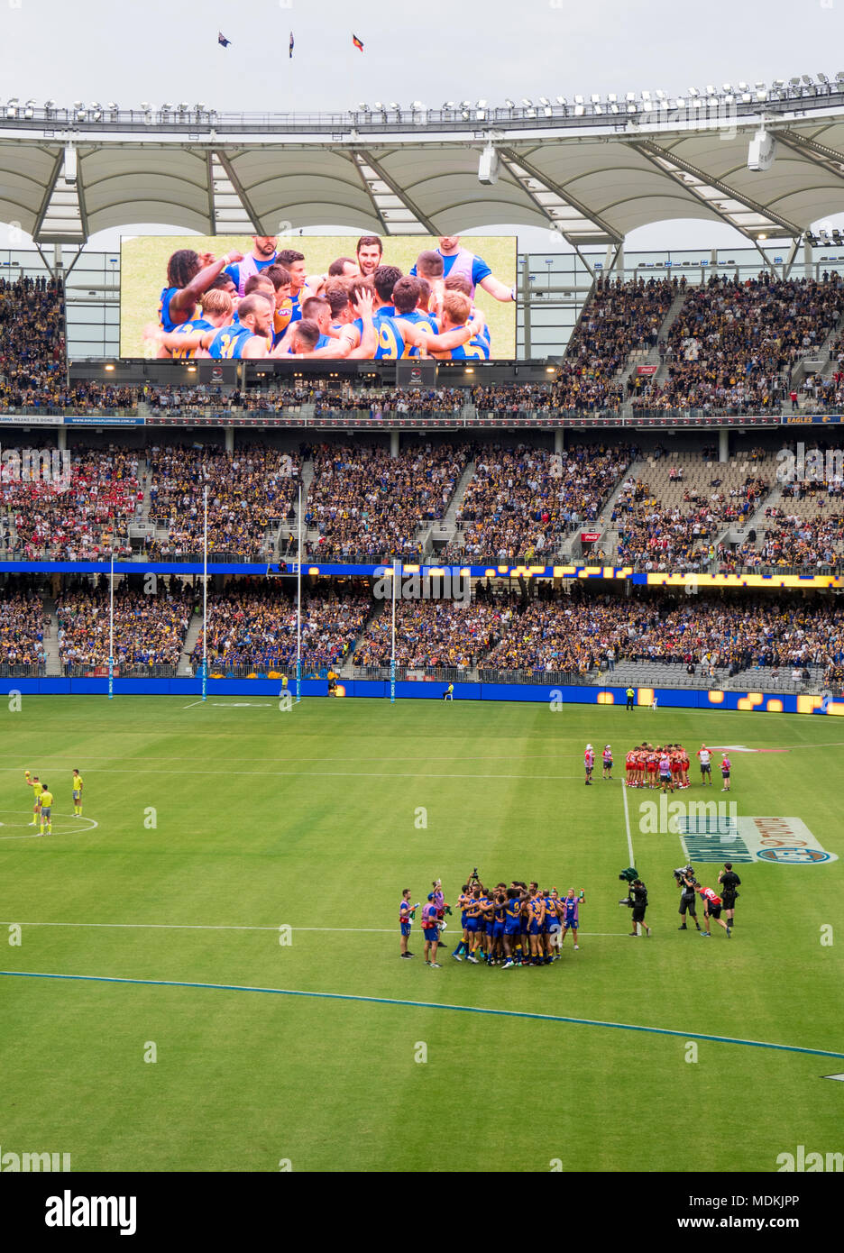 Il primo campionato di calcio autraliano, AFL, gioco tra West Coast Eagles di Sydney e il Sydney Swans al nuovo stadio di Optus, Perth WA, Australia. Foto Stock