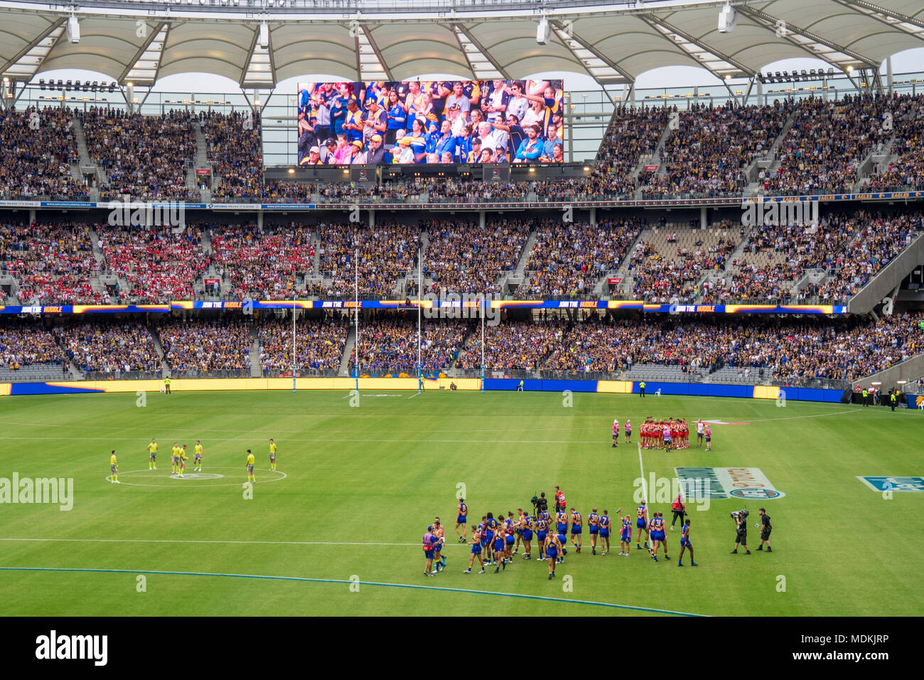 Il primo campionato di calcio autraliano, AFL, gioco tra West Coast Eagles di Sydney e il Sydney Swans al nuovo stadio di Optus, Perth WA, Australia. Foto Stock