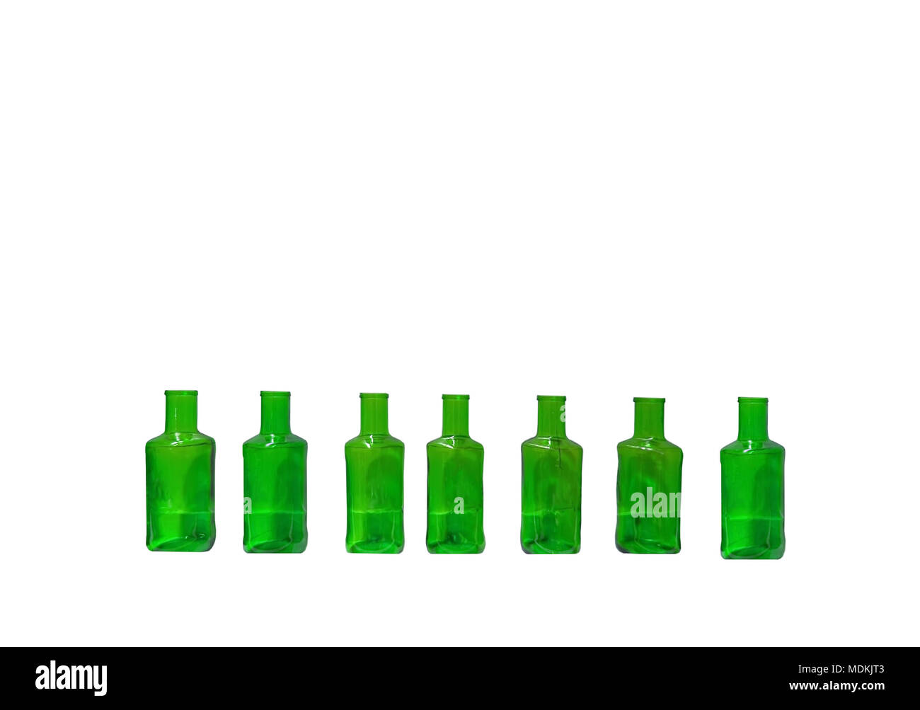 Vetro verde per bottiglie allineate in una fila isolato su bianco Foto Stock