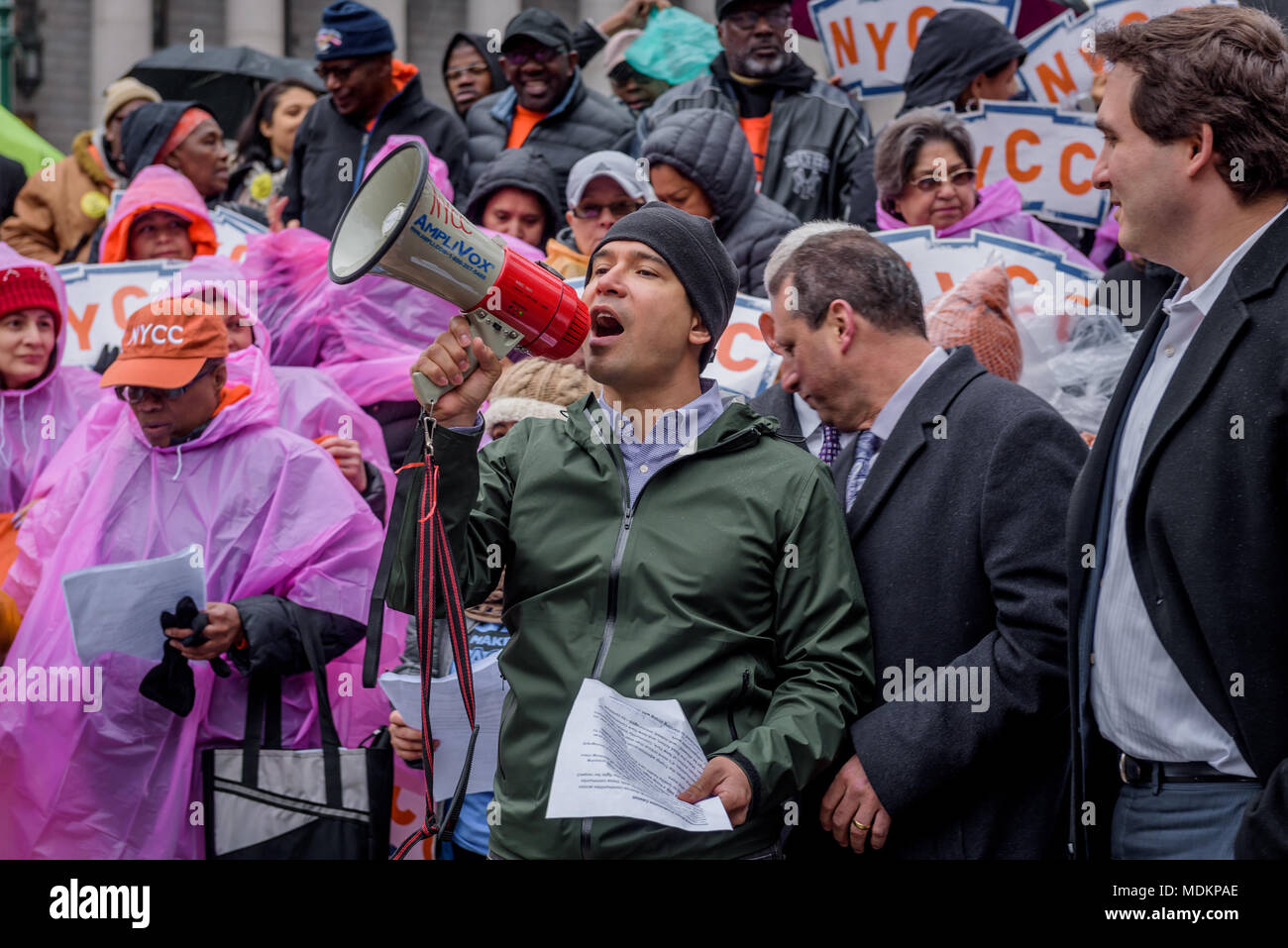 New York, Stati Uniti. Xix Apr, 2018. New York City membro del Consiglio Carlos Menchaca - le organizzazioni comunitarie e molti funzionari eletti hanno tenuto un raduno di emergenza in Foley Square on April 19, 2018 per difendersi in seguito governatore Cuomo's ampiamente riportato le minacce che raccontano i rappresentanti sindacali la scorsa settimana che esse devono o defund CANY, MRA e NYCC, oppure si deve "perdere il mio numero", perché tutte le organizzazioni vistato Cuomo che l'avversario Cynthia Nixon. Credito: Erik McGregor/Pacific Press/Alamy Live News Foto Stock