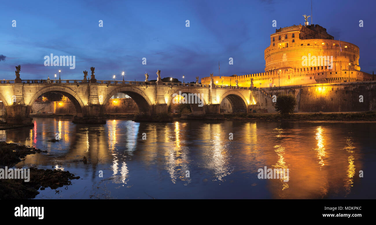 Engelsburg e Engelsbrücke, Dawn, Roma, lazio, Italy Foto Stock