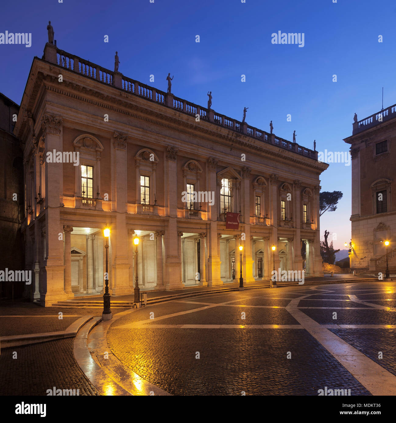 Musei Capitolini sulla piazza del Campidoglio, la Piazza del Campidoglio, crepuscolo, Palazzo Nuovo, Roma, lazio, Italy Foto Stock