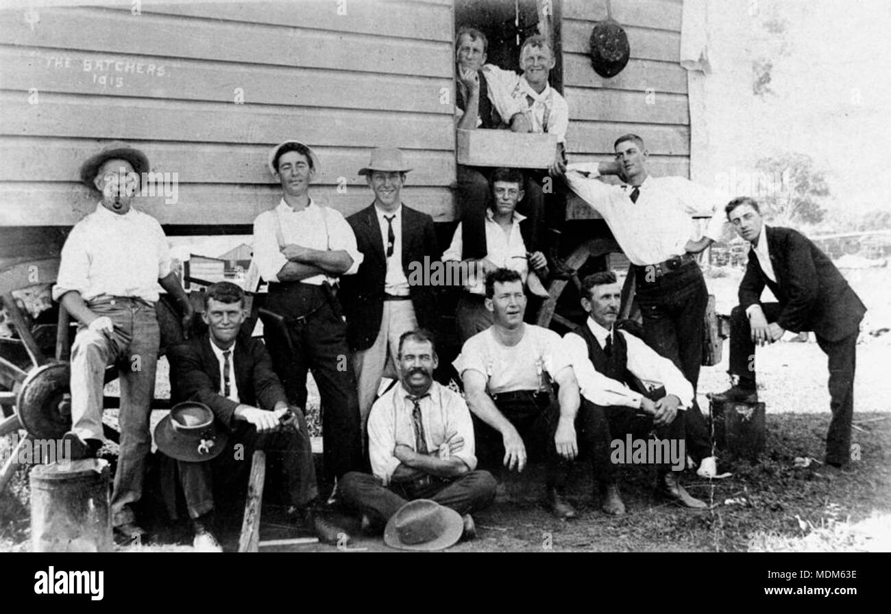 Gli uomini al di fuori della loro sistemazione in corrispondenza di un legname di lavoratori a camp Foto Stock