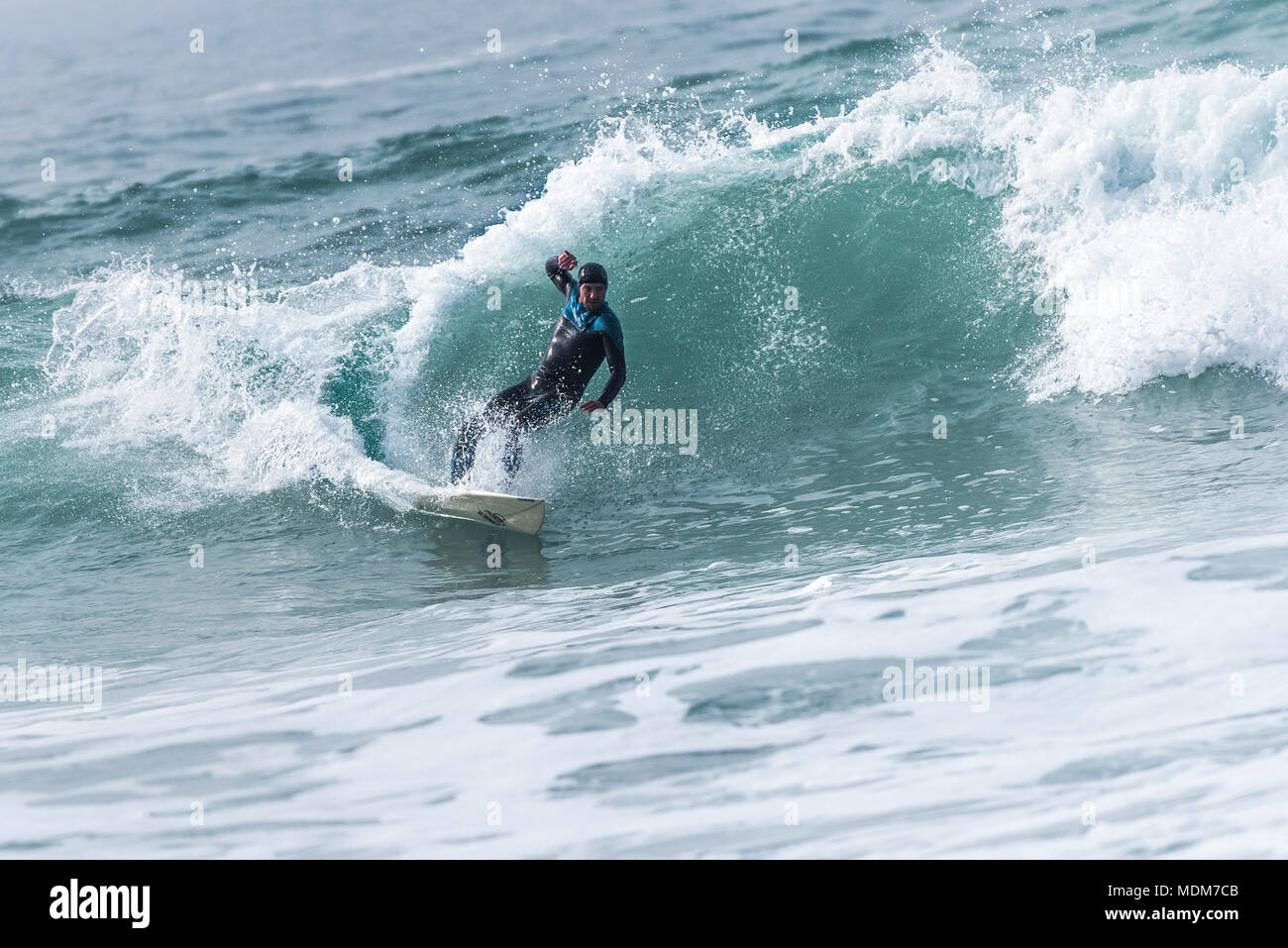 Un surfista in azione a Fistral Beach in Newquay Cornwall; Foto Stock