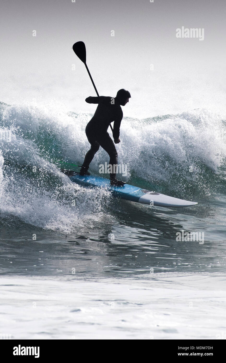 Una racchetta boarder visto in silhouette a Fistral in Newquay Cornwall; Foto Stock