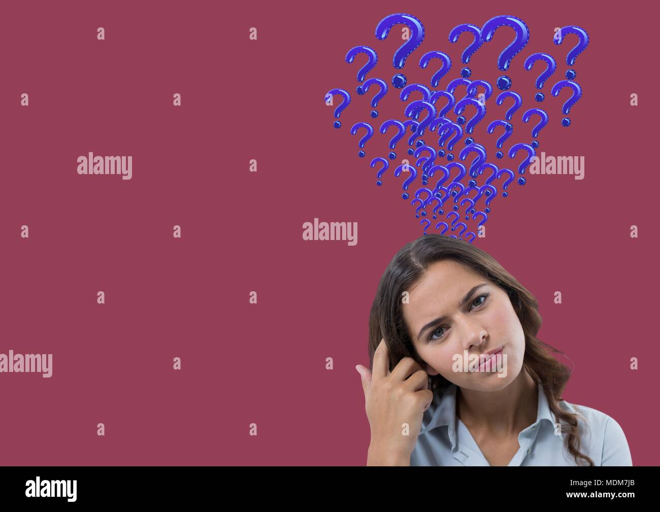 Donna con rosa dei punti interrogativi che emergono dalla testa Foto Stock