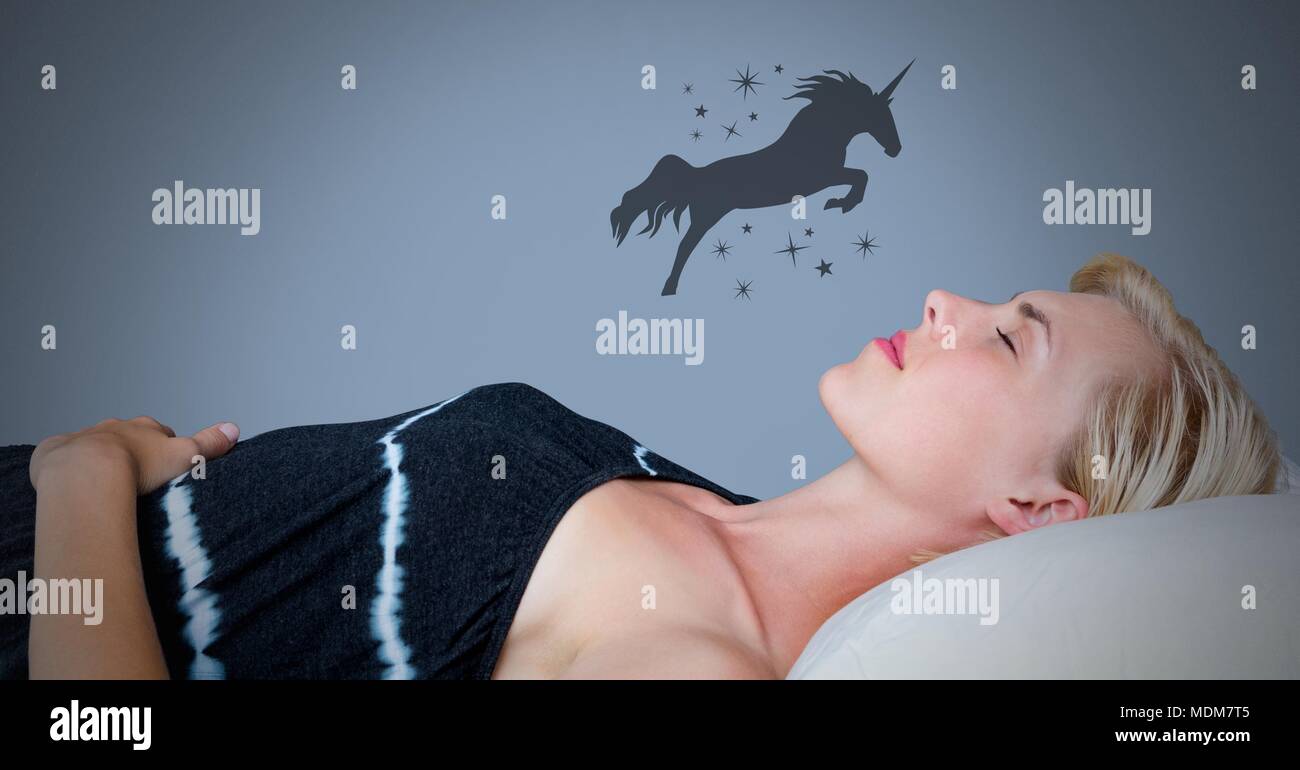 La donna addormentata sognando di unicorn con stelle Foto Stock