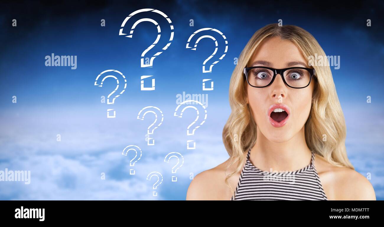 La donna sorpresa con stencil interrogativi Foto Stock
