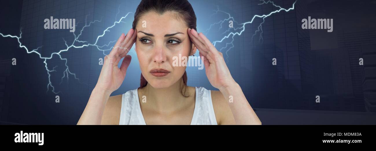 Fulmini e ha sottolineato la donna con mal di testa tenendo la testa Foto Stock