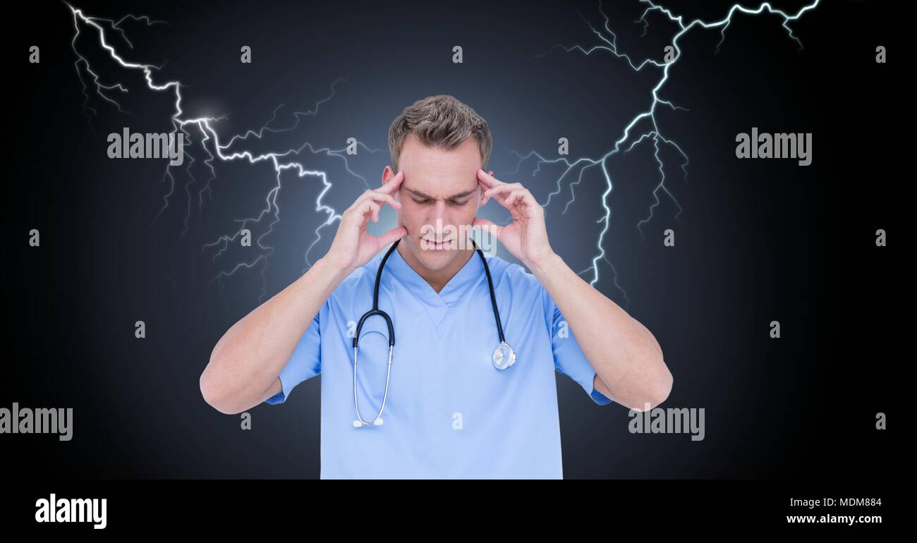 Fulmini e sottolineato medico infermiere con mal di testa tenendo la testa Foto Stock