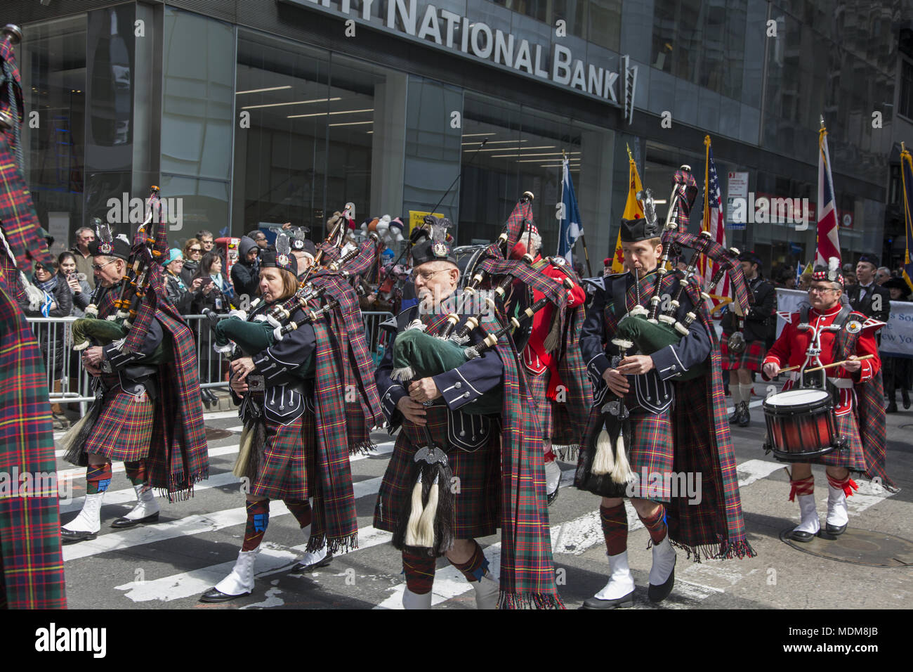 Il Tartan annuale parata marche a nord sulla 6th Avenue nel centro di Manhattan. Foto Stock